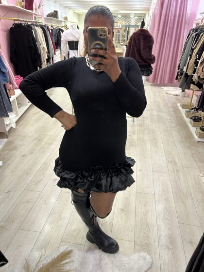 Robe noire à volant LÉANA